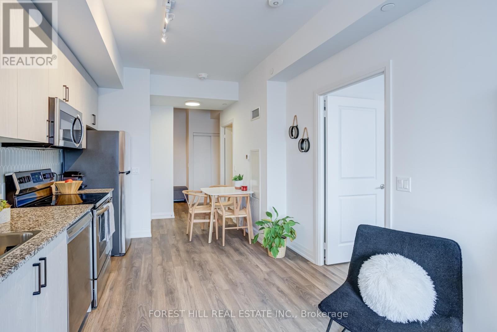 304 - 10 Meadowglen Place, Toronto, Ontario  M5G 0A8 - Photo 13 - E12678420