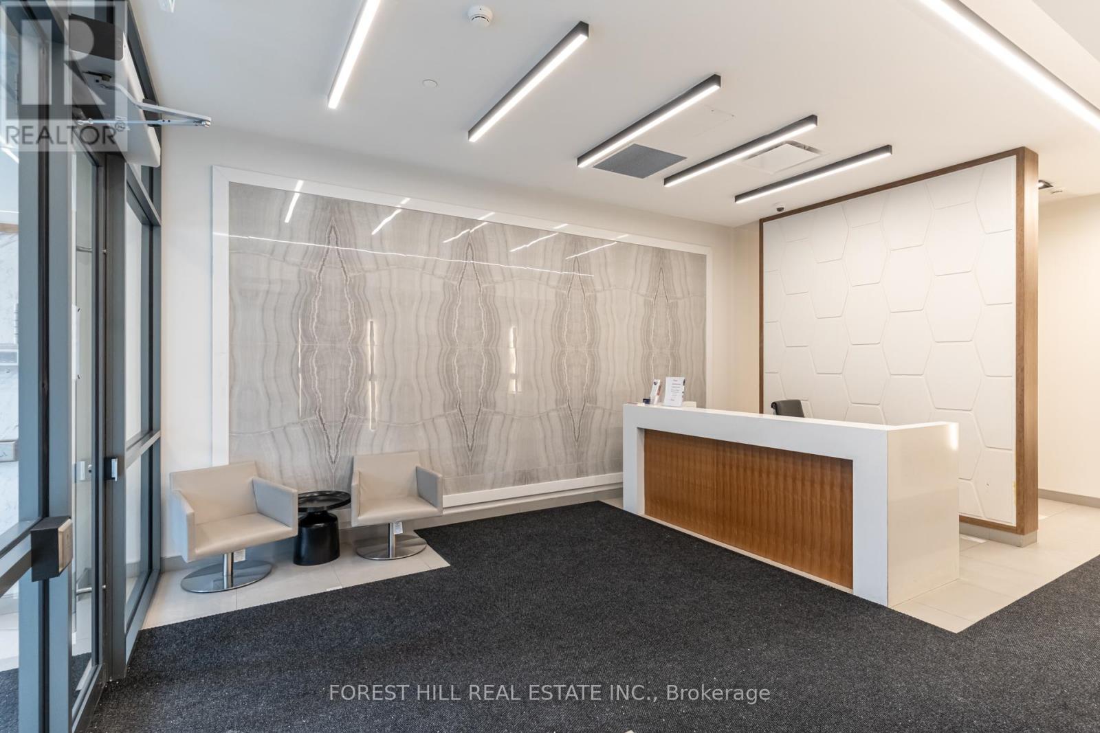 304 - 10 Meadowglen Place, Toronto, Ontario  M5G 0A8 - Photo 3 - E12678420