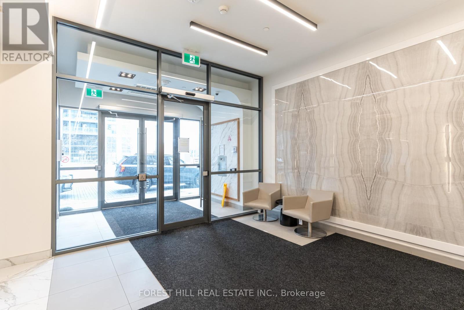 304 - 10 Meadowglen Place, Toronto, Ontario  M5G 0A8 - Photo 4 - E12678420