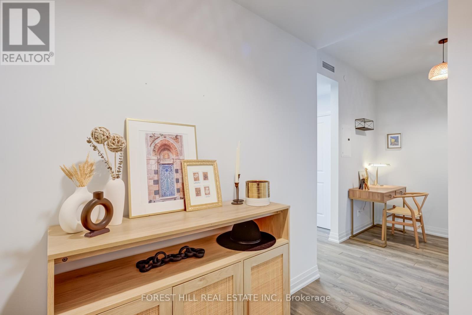 304 - 10 Meadowglen Place, Toronto, Ontario  M5G 0A8 - Photo 5 - E12678420