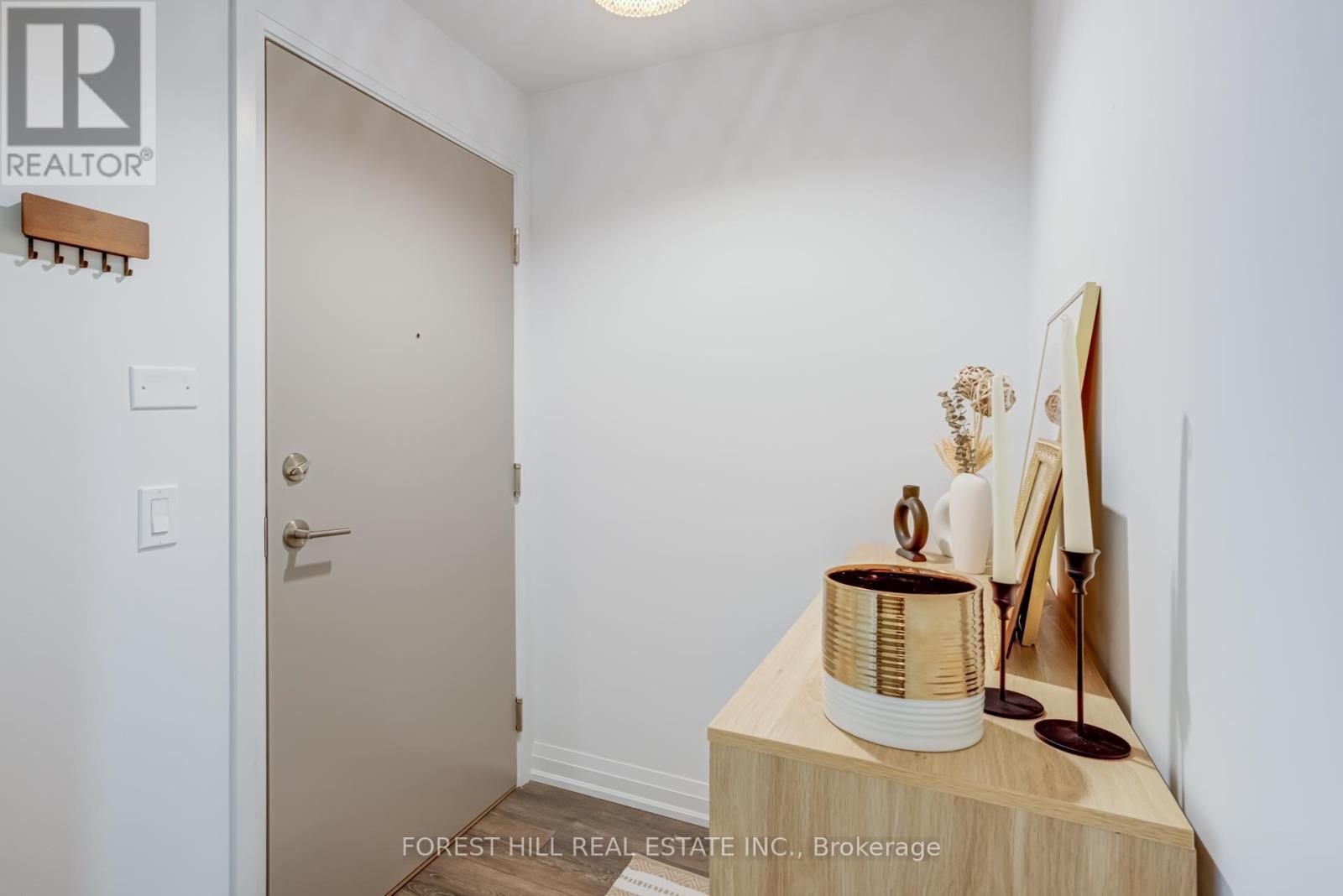 304 - 10 Meadowglen Place, Toronto, Ontario  M5G 0A8 - Photo 6 - E12678420