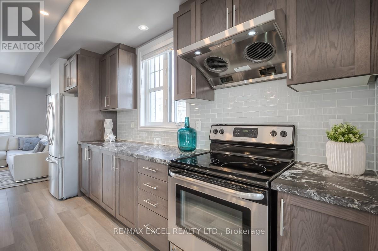 19 Boadway Crescent, Whitchurch-Stouffville, Ontario  L4A 1X9 - Photo 12 - N12678440