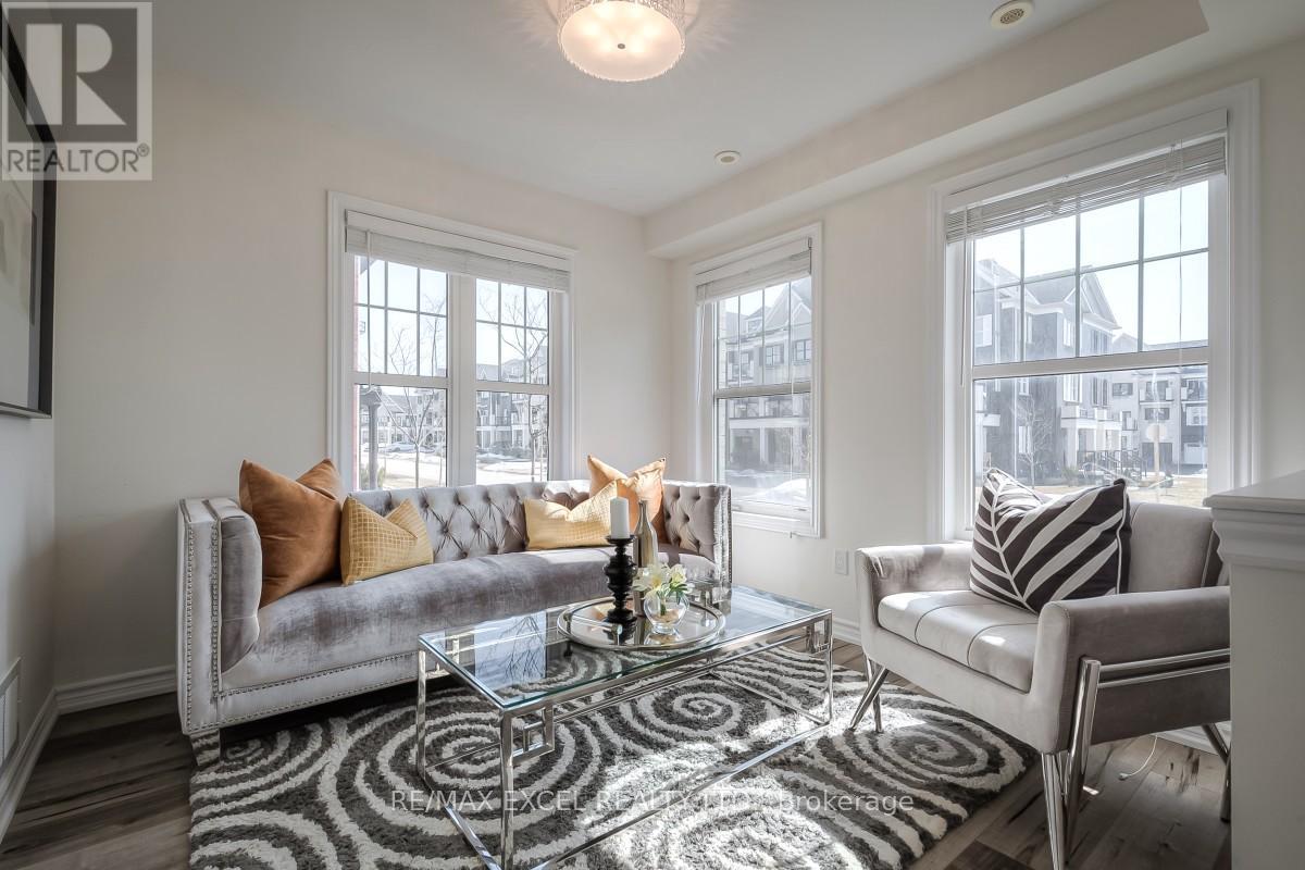 19 Boadway Crescent, Whitchurch-Stouffville, Ontario  L4A 1X9 - Photo 2 - N12678440