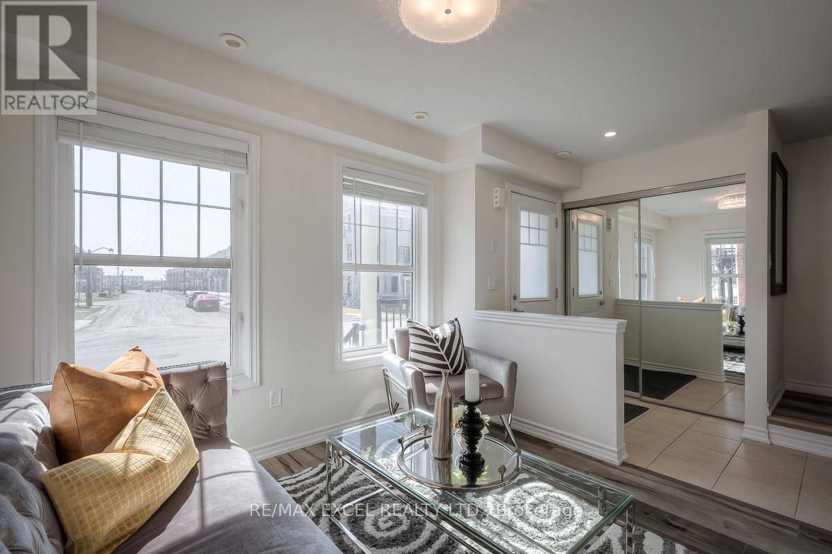 19 Boadway Crescent, Whitchurch-Stouffville, Ontario  L4A 1X9 - Photo 3 - N12678440