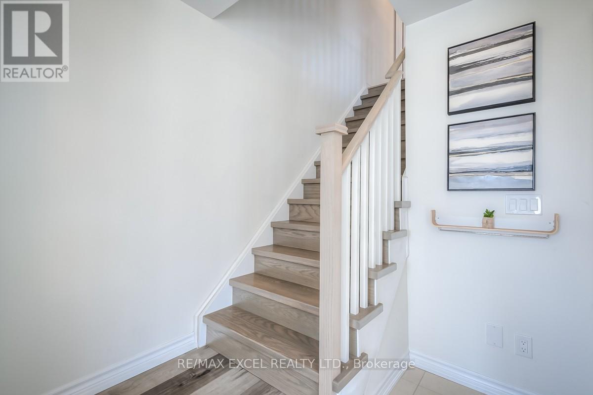 19 Boadway Crescent, Whitchurch-Stouffville, Ontario  L4A 1X9 - Photo 4 - N12678440