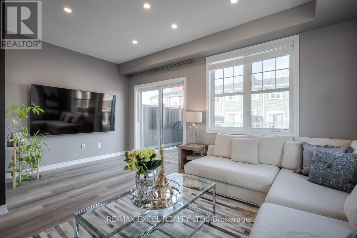 19 Boadway Crescent, Whitchurch-Stouffville, Ontario  L4A 1X9 - Photo 7 - N12678440