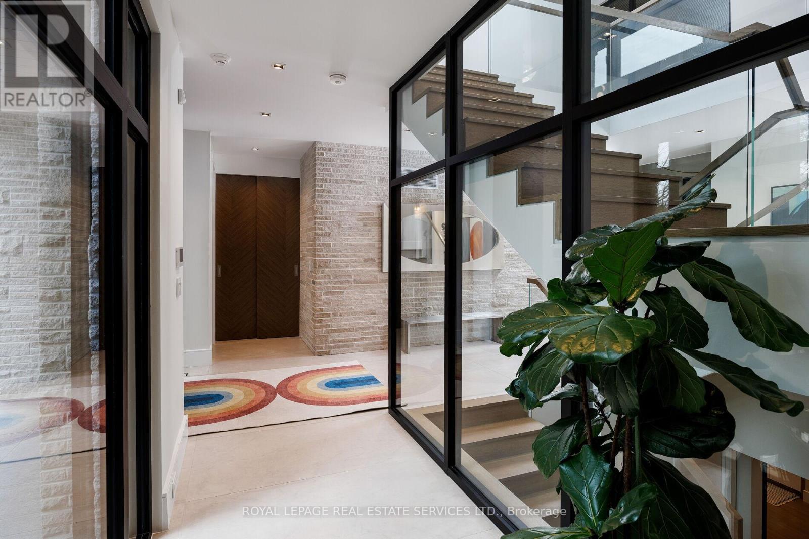 1471 Rogerswood Court, Mississauga, Ontario  L5J 1R7 - Photo 4 - W12678320