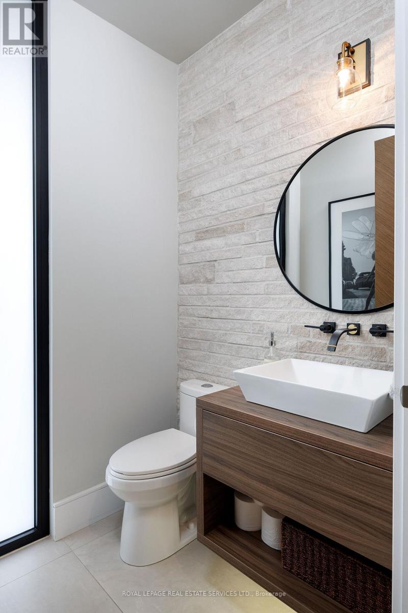 1471 Rogerswood Court, Mississauga, Ontario  L5J 1R7 - Photo 7 - W12678320