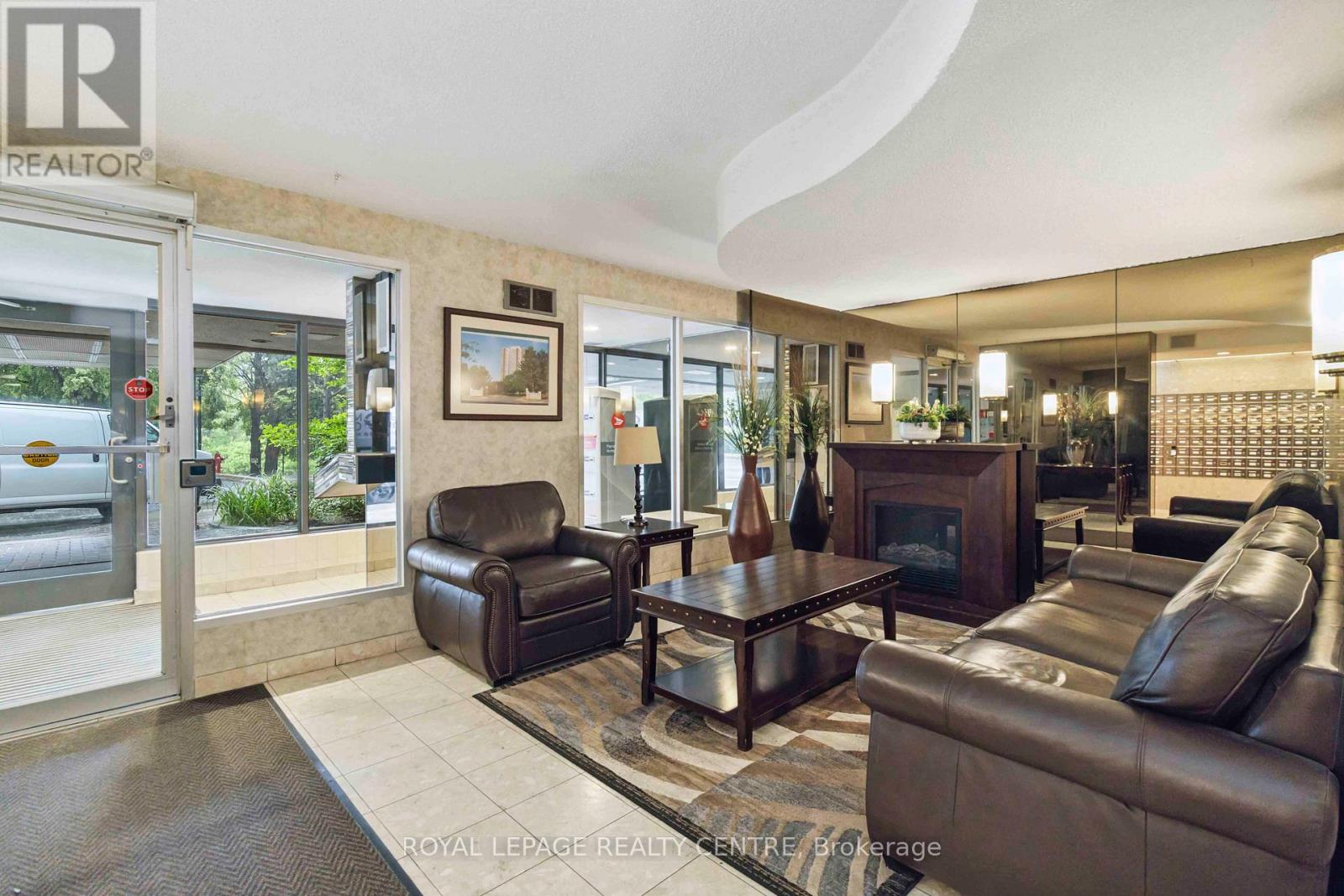 1808 - 3100 Kirwin Avenue, Mississauga, Ontario L5A 3S6 - Photo 3 - W12678348