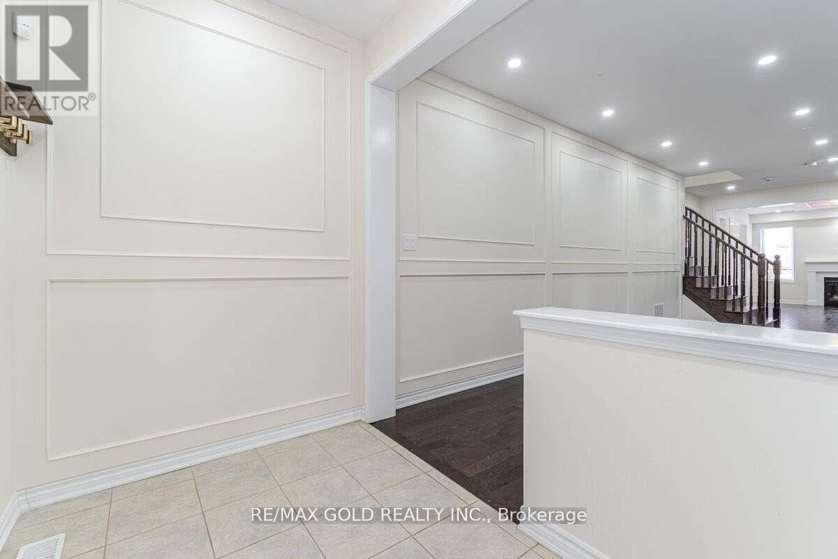 31 Troyer Street, Brampton, Ontario  L7A 4T3 - Photo 2 - W12678444