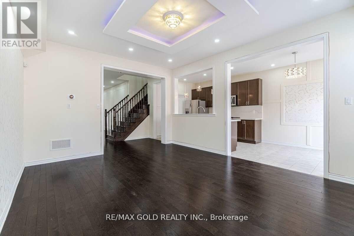 31 Troyer Street, Brampton, Ontario  L7A 4T3 - Photo 5 - W12678444