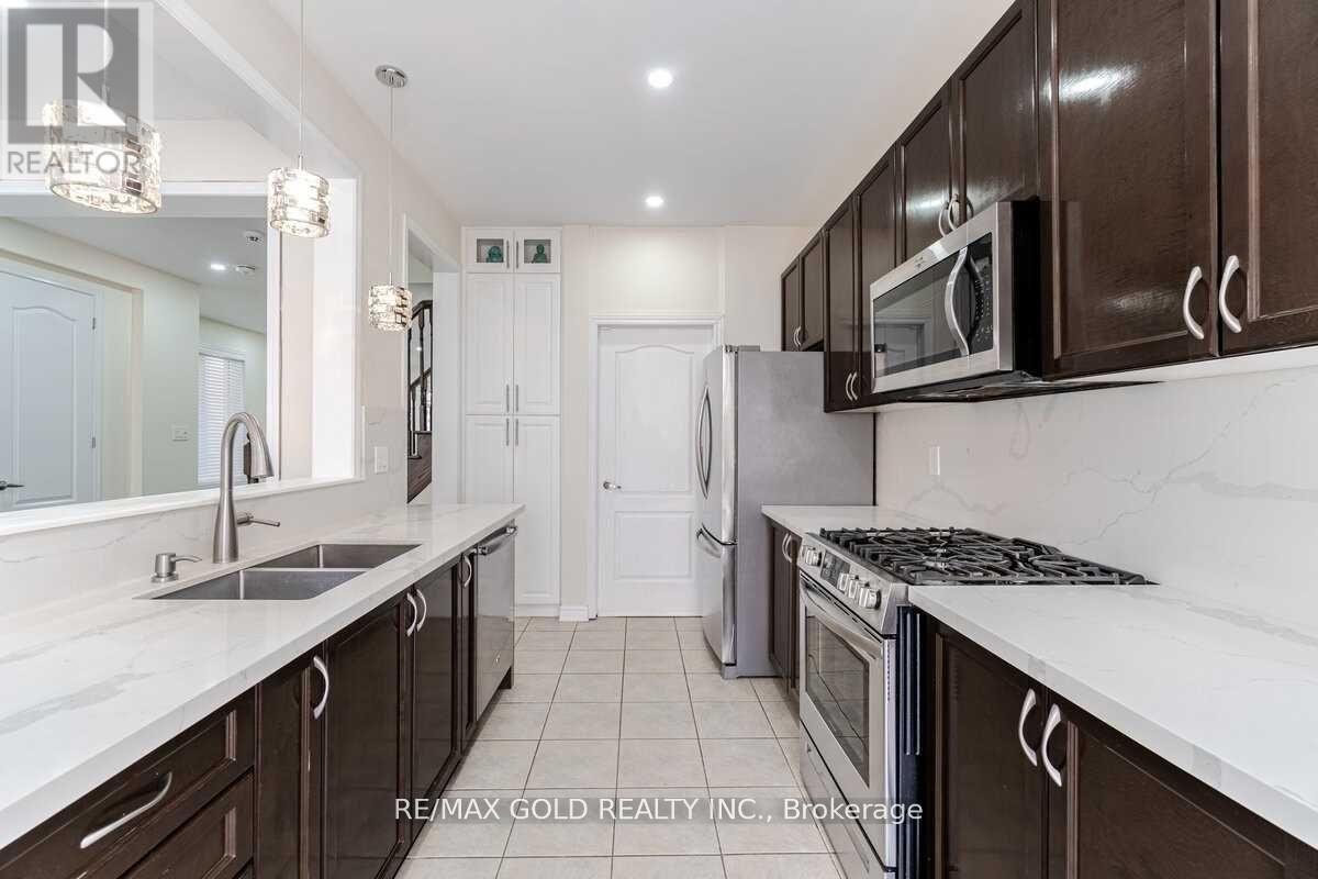 31 Troyer Street, Brampton, Ontario  L7A 4T3 - Photo 7 - W12678444