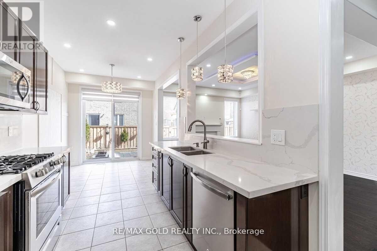 31 Troyer Street, Brampton, Ontario  L7A 4T3 - Photo 8 - W12678444