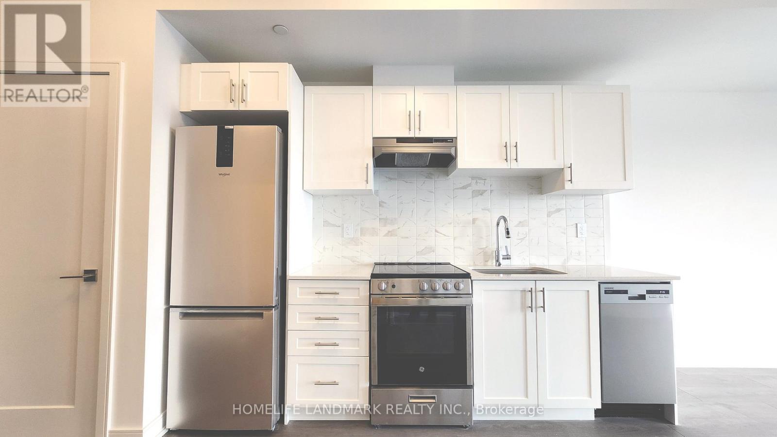 1006 - 715 Davis Drive, Newmarket, Ontario  L3Y 2R3 - Photo 4 - N12676596