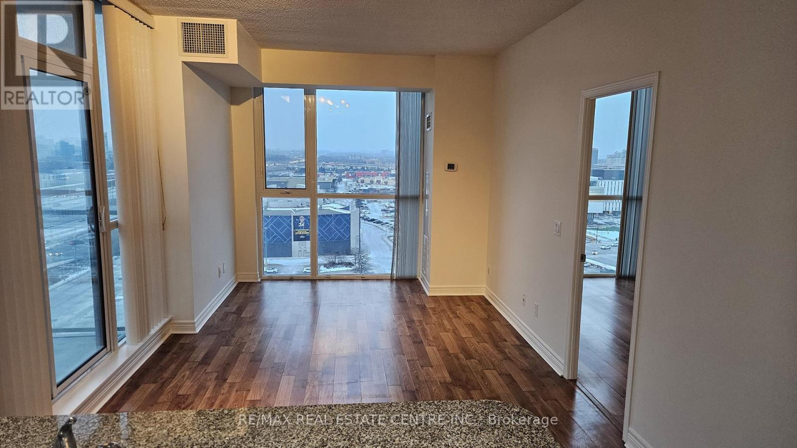 1616 - 339 Rathburn Road W, Mississauga, Ontario  L5B 0K6 - Photo 11 - W12678514