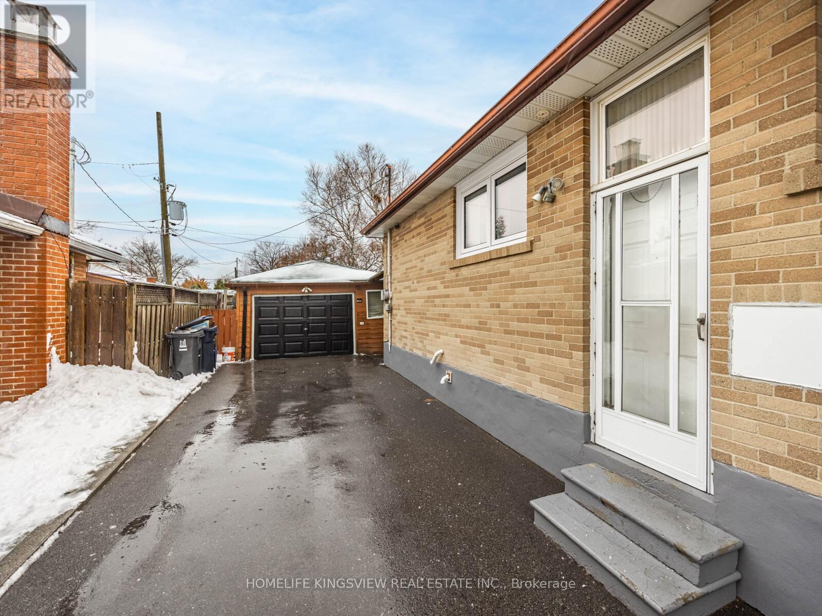 94 Silverstone Drive, Toronto, Ontario  M9V 3G5 - Photo 37 - W12678524