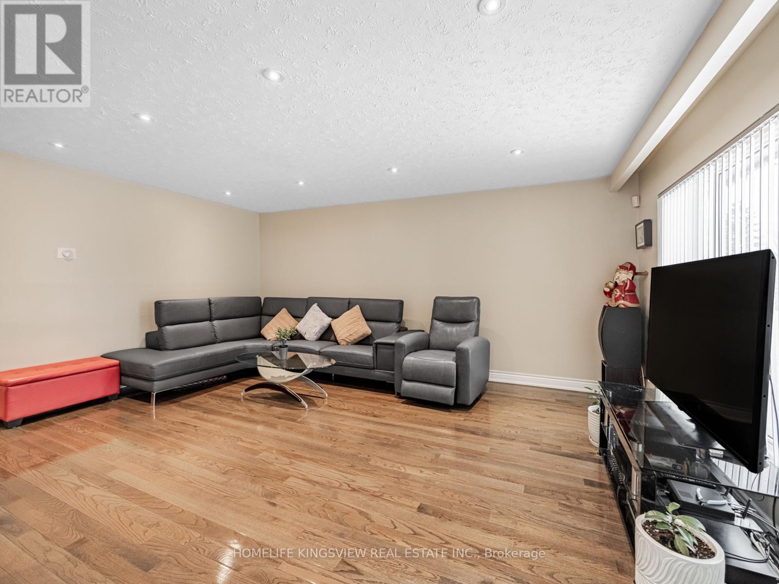 94 Silverstone Drive, Toronto, Ontario  M9V 3G5 - Photo 8 - W12678524