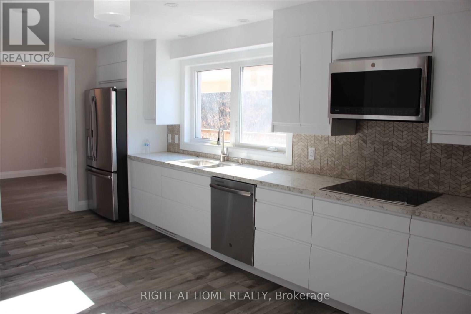 3338 Lonefeather Crescent, Mississauga, Ontario  L4Y 3G5 - Photo 2 - W12678526