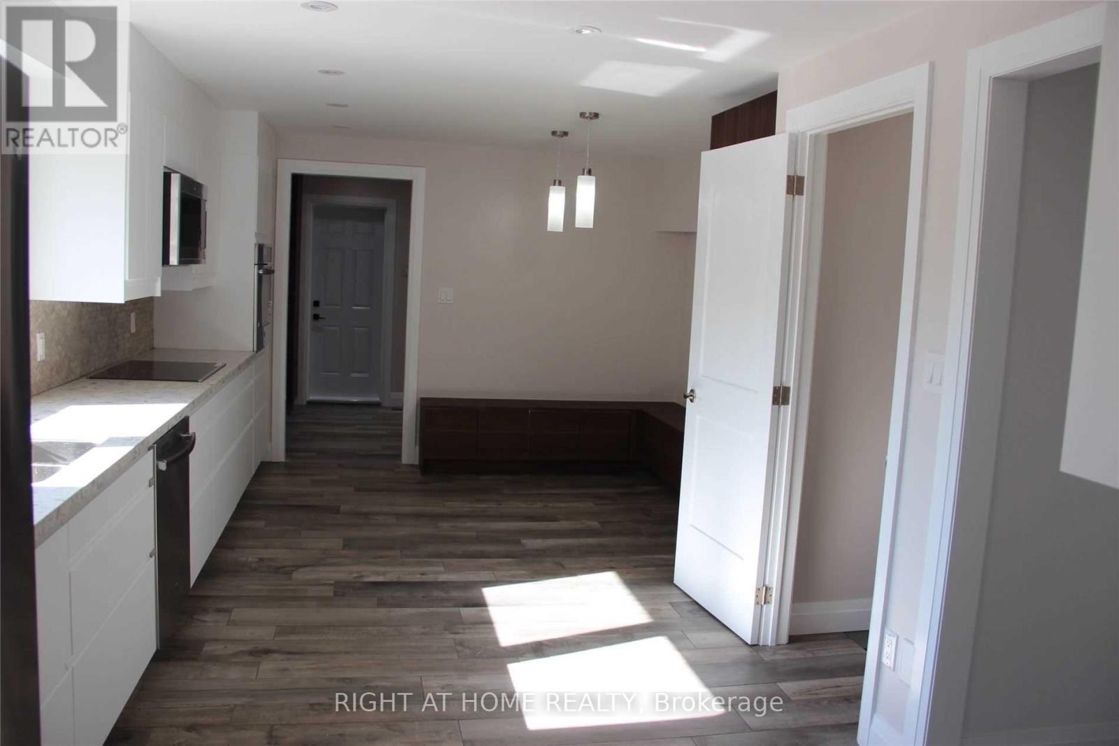 3338 Lonefeather Crescent, Mississauga, Ontario  L4Y 3G5 - Photo 3 - W12678526