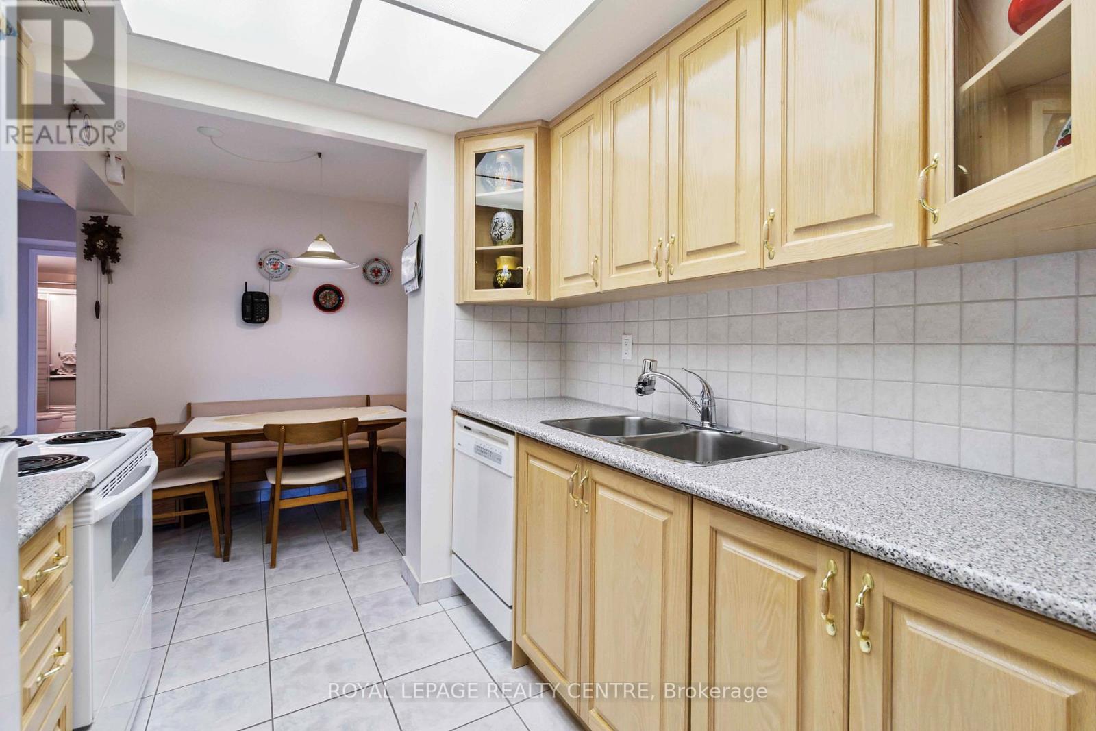 1808 - 3100 Kirwin Avenue, Mississauga, Ontario L5A 3S6 - Photo 20 - W12678348