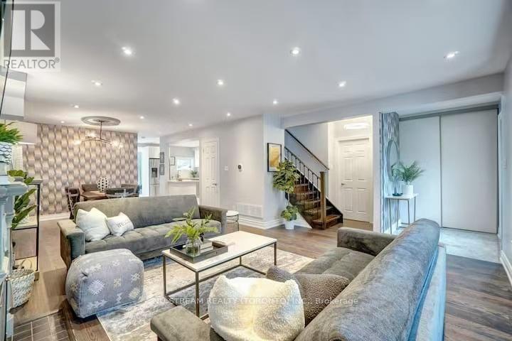 25 Duncannon Drive, Toronto, Ontario  M5P 2L9 - Photo 5 - C12678640