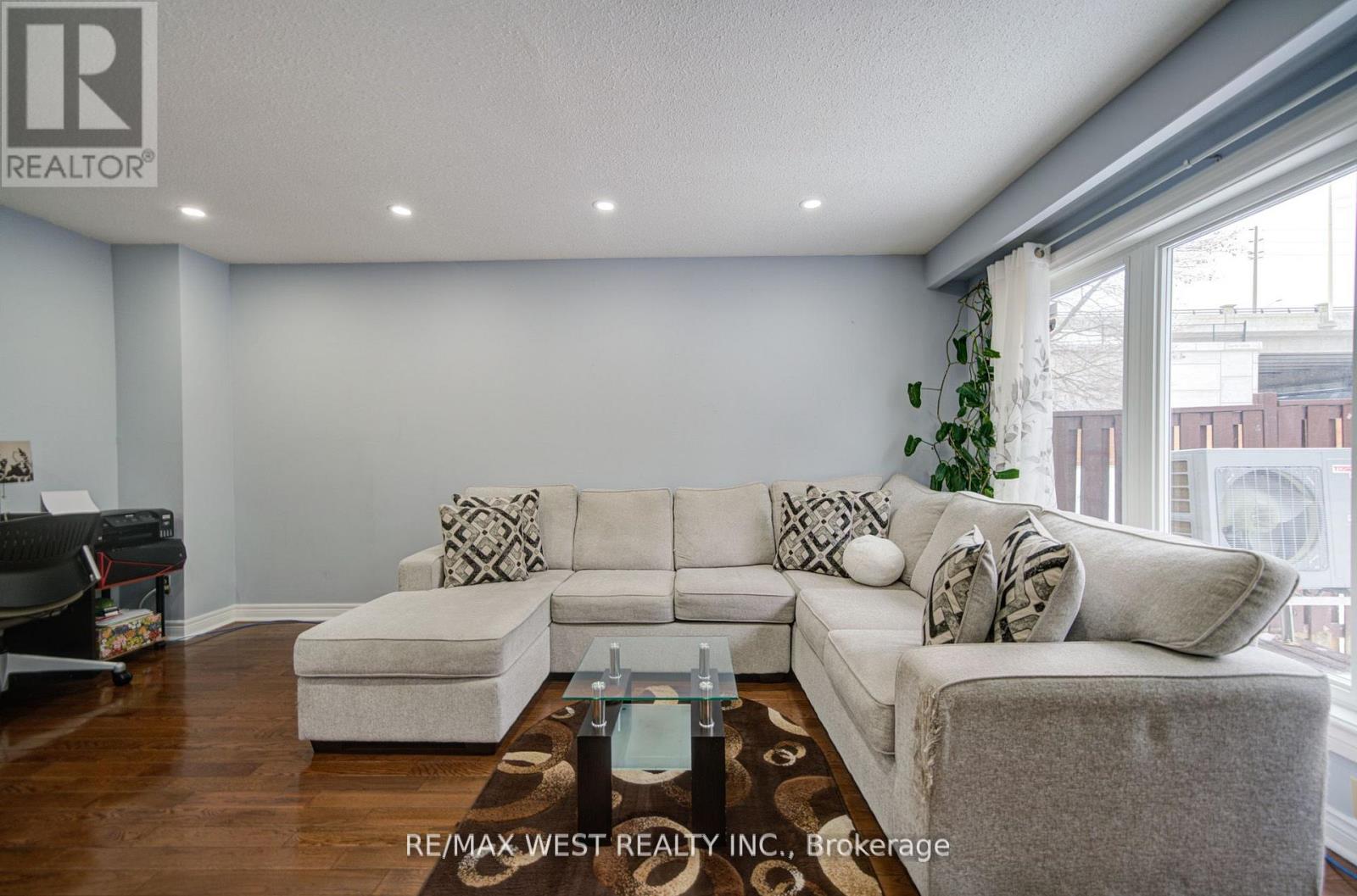 71 - 3525 Brandon Gate Drive, Mississauga, Ontario  L4T 3M3 - Photo 9 - W12678542