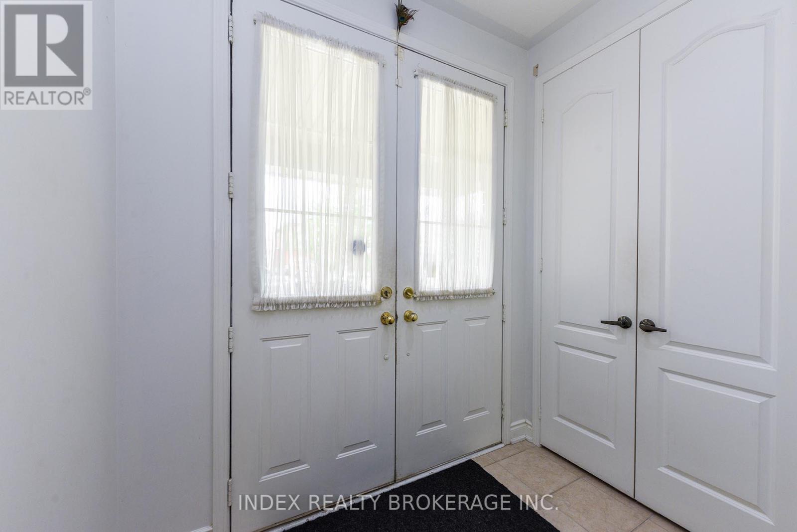 33 Portstewart Crescent, Brampton, Ontario  L6X 0R6 - Photo 3 - W12678630