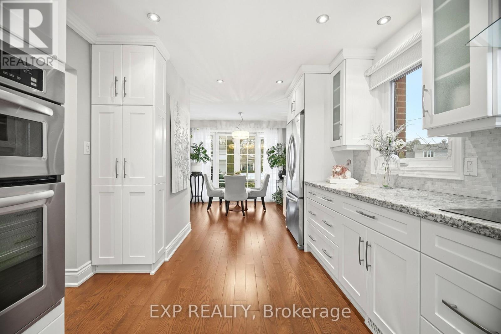 298 Edrich Court, Mississauga, Ontario  L5A 1R3 - Photo 10 - W12678644