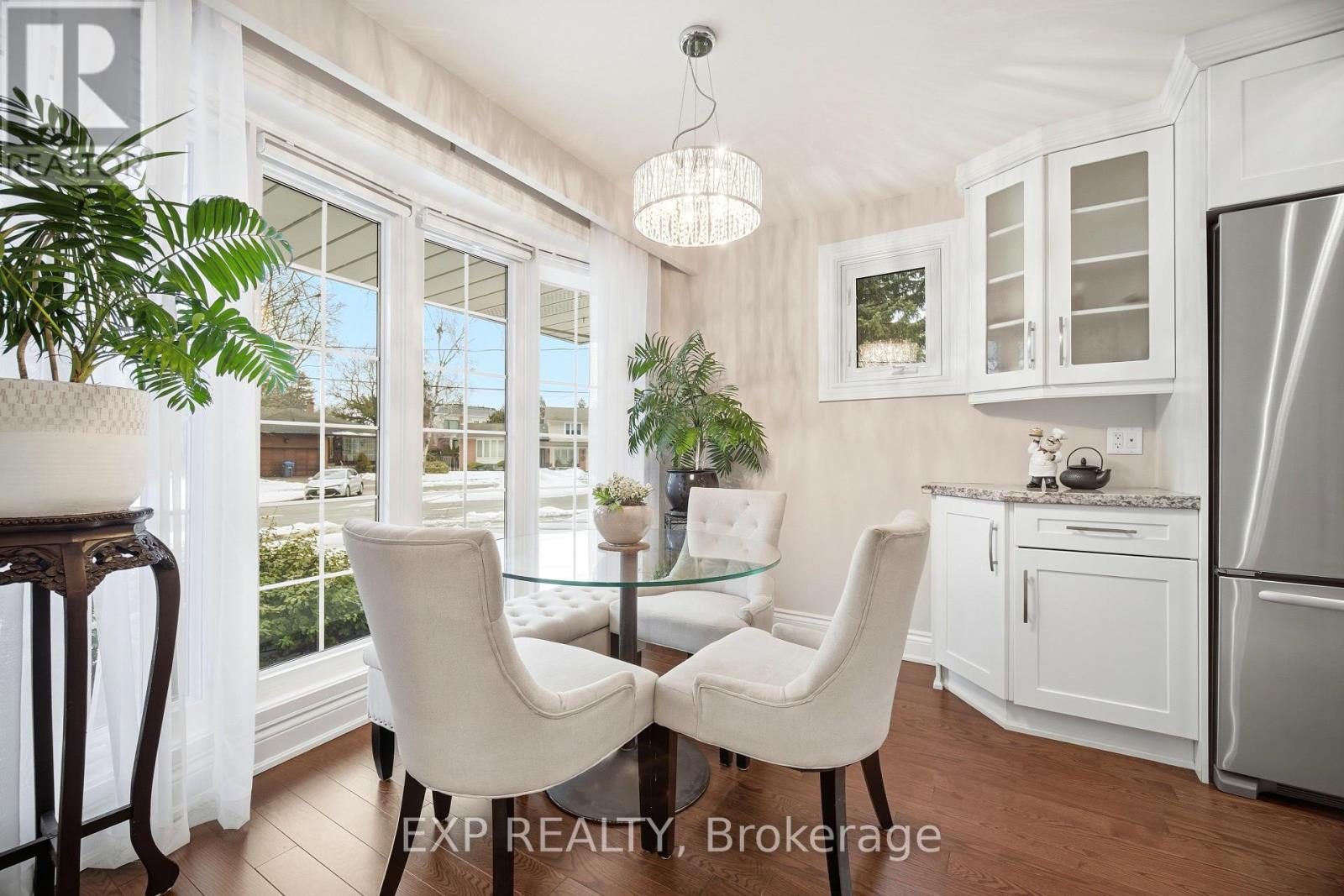 298 Edrich Court, Mississauga, Ontario  L5A 1R3 - Photo 11 - W12678644