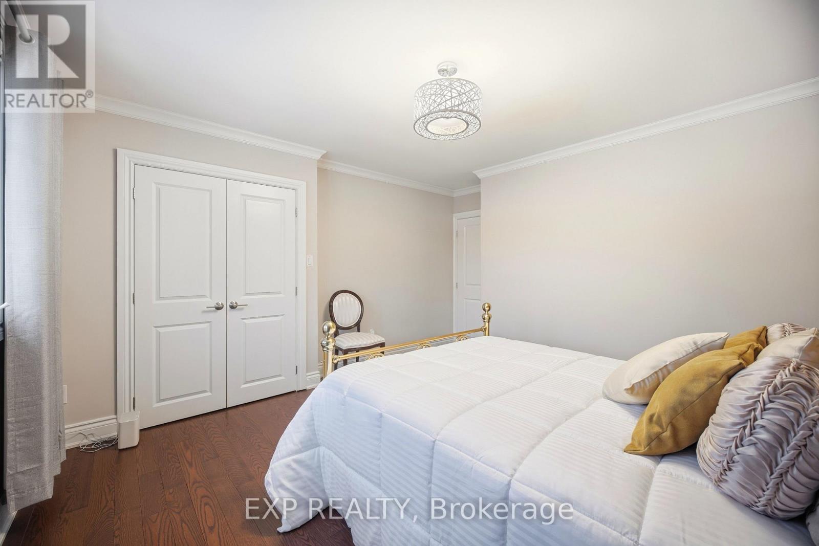 298 Edrich Court, Mississauga, Ontario  L5A 1R3 - Photo 14 - W12678644