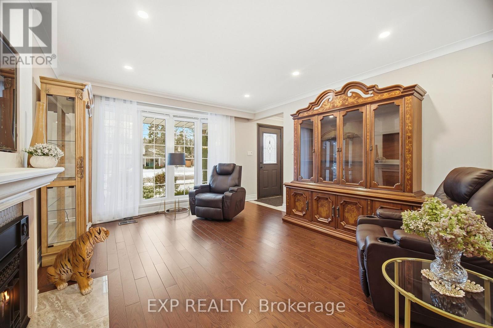 298 Edrich Court, Mississauga, Ontario  L5A 1R3 - Photo 4 - W12678644