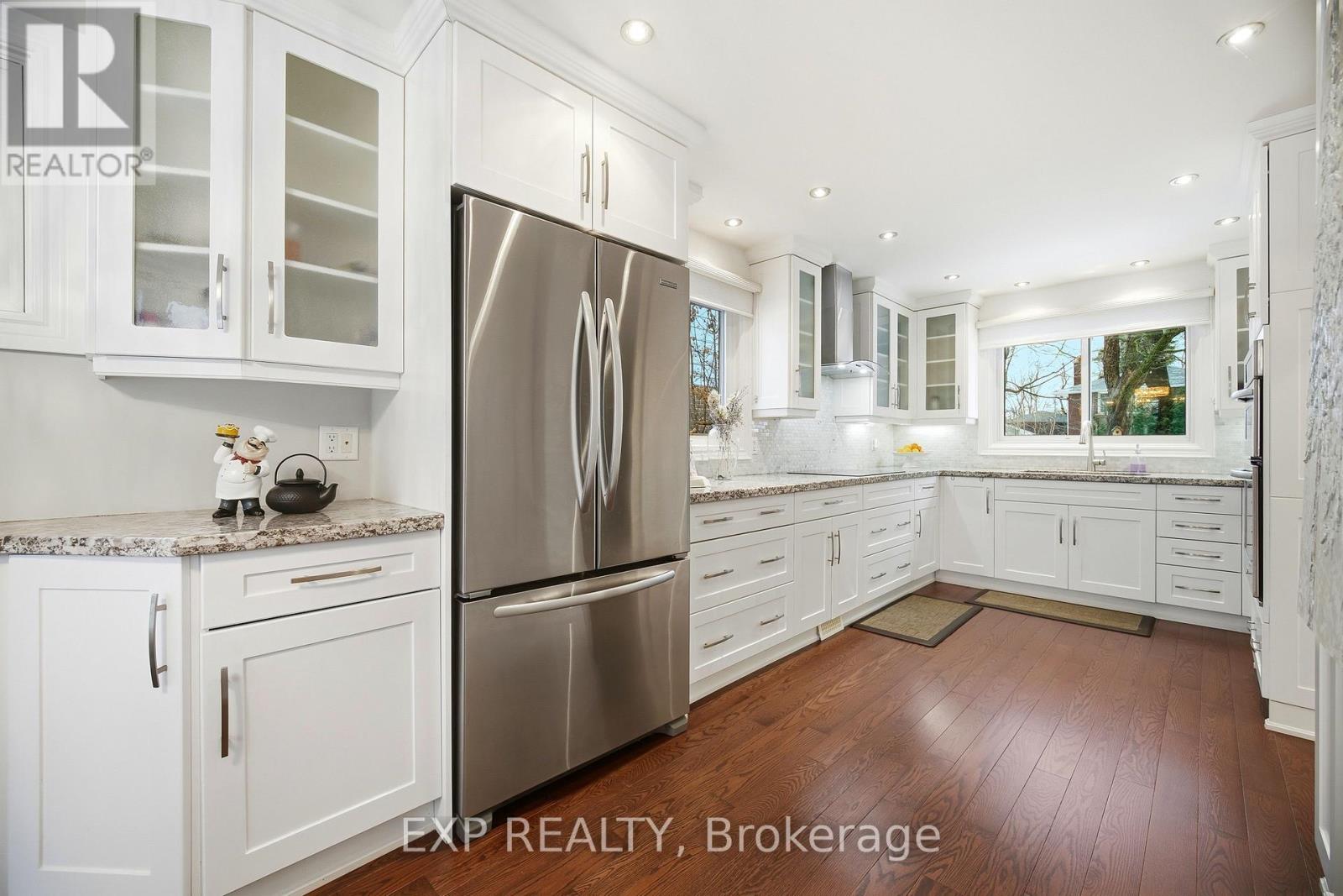 298 Edrich Court, Mississauga, Ontario  L5A 1R3 - Photo 8 - W12678644