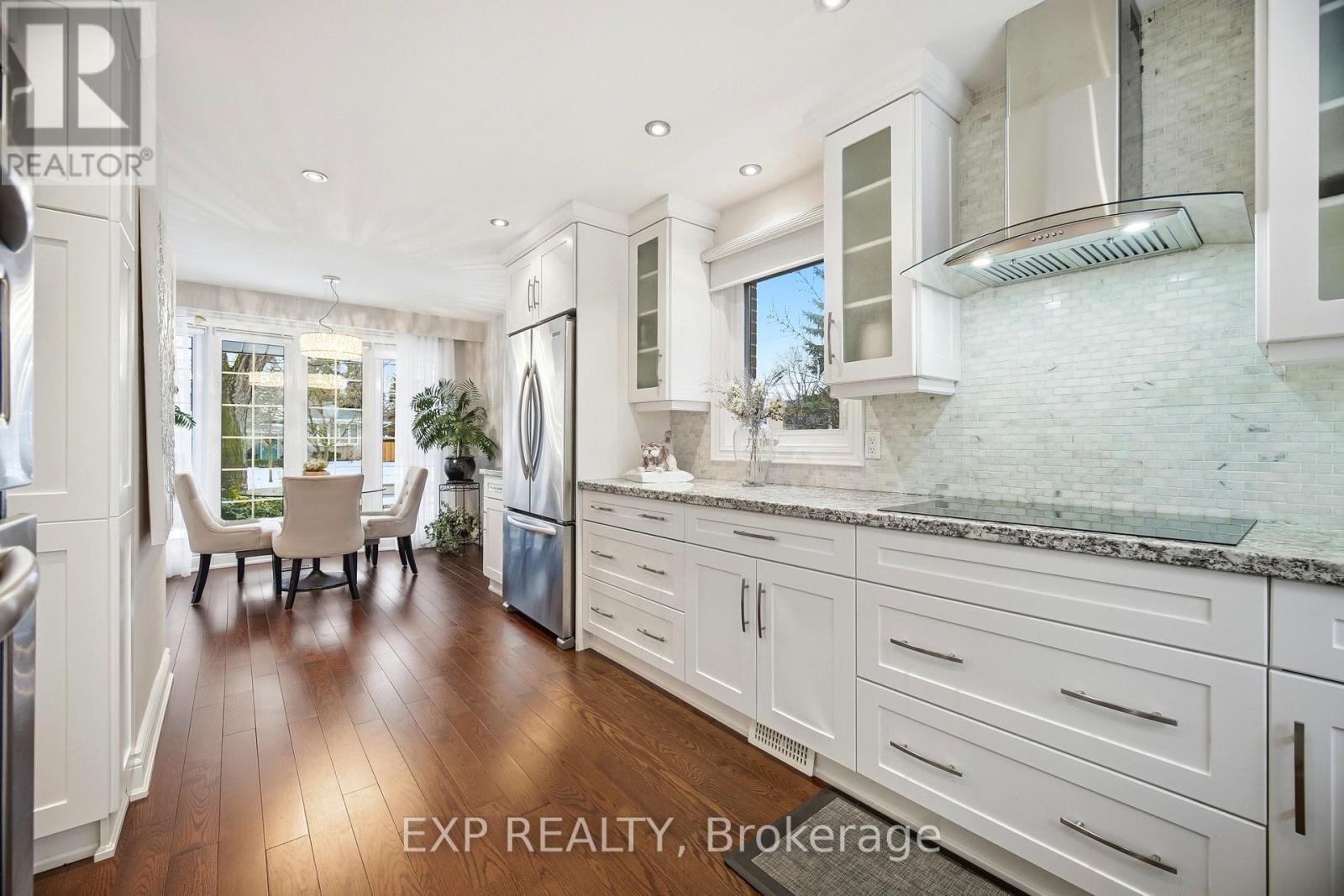 298 Edrich Court, Mississauga, Ontario  L5A 1R3 - Photo 9 - W12678644