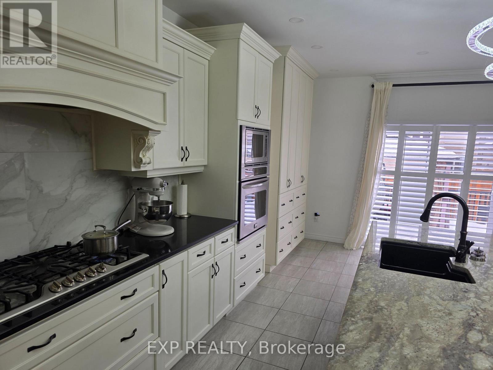 228 Greti Drive, Hamilton, Ontario  L9B 1P9 - Photo 12 - X12678624