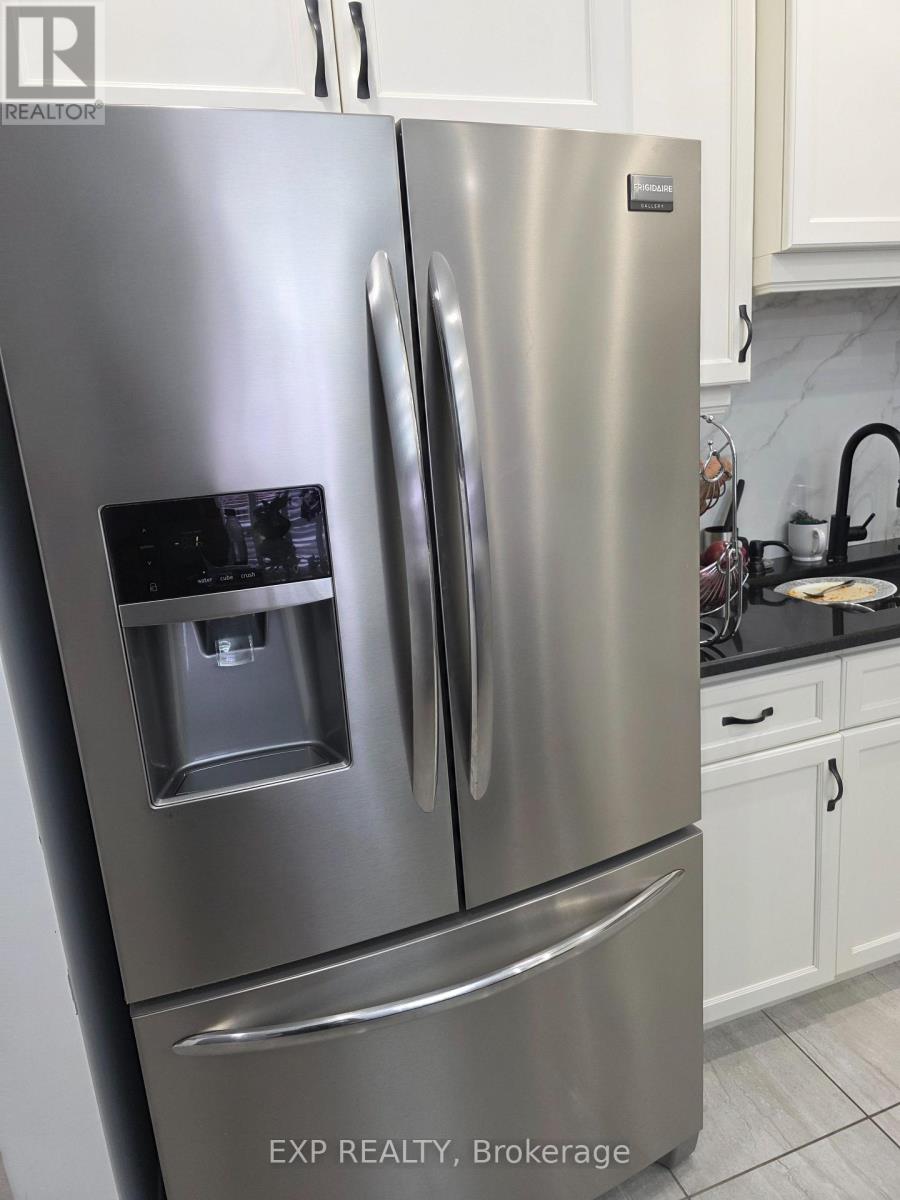 228 Greti Drive, Hamilton, Ontario  L9B 1P9 - Photo 13 - X12678624