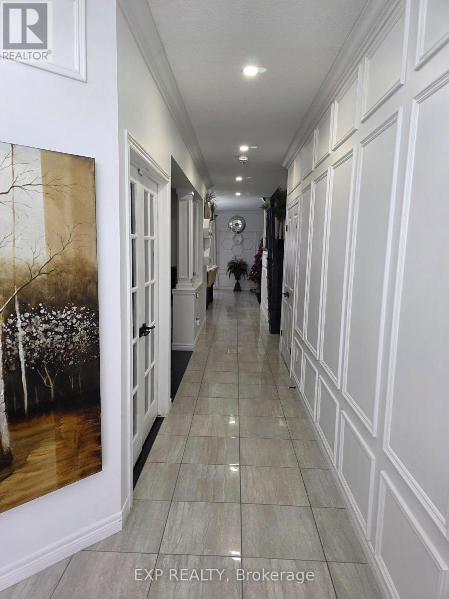 228 Greti Drive, Hamilton, Ontario  L9B 1P9 - Photo 5 - X12678624