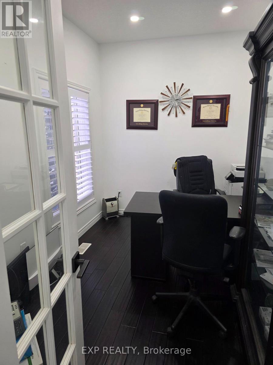 228 Greti Drive, Hamilton, Ontario  L9B 1P9 - Photo 8 - X12678624