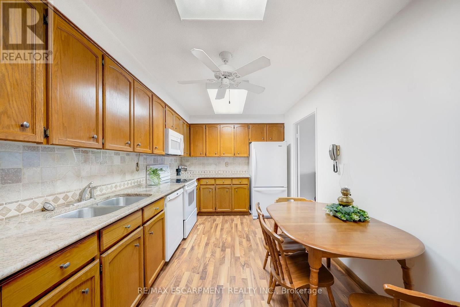 1104 - 2185 Marine Drive, Oakville, Ontario  L6L 5L6 - Photo 4 - W12678686