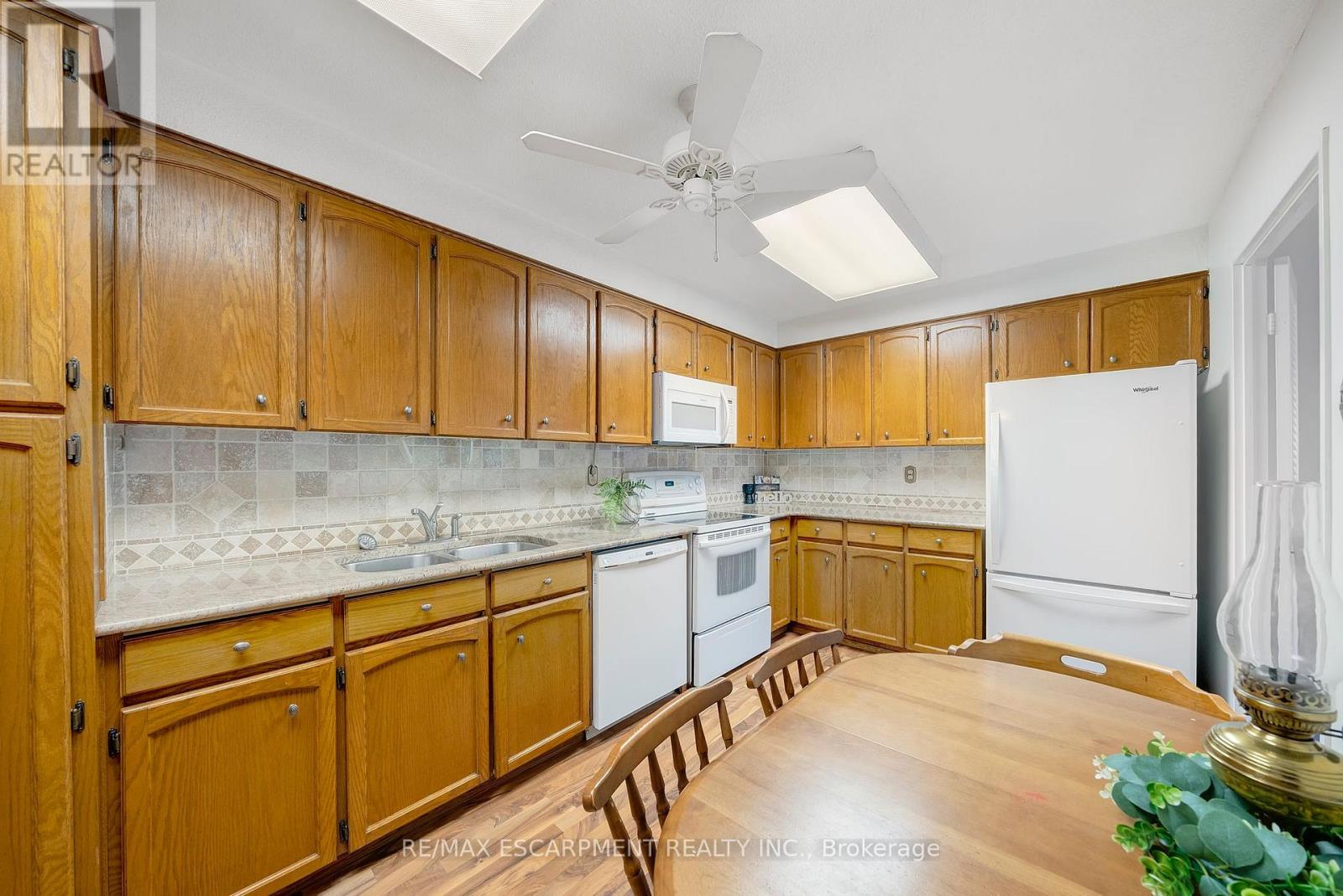 1104 - 2185 Marine Drive, Oakville, Ontario  L6L 5L6 - Photo 5 - W12678686