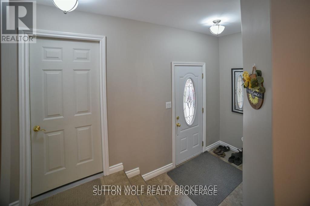 60 Sunset Avenue, Warwick, Ontario  N0M 2S0 - Photo 18 - X12678710