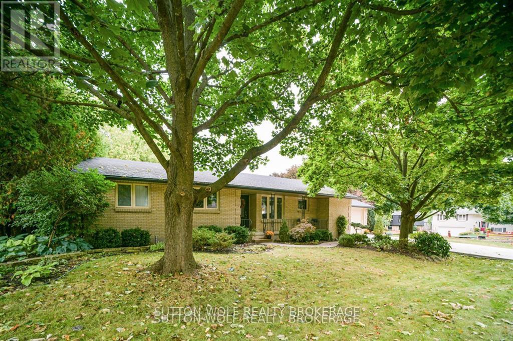 60 Sunset Avenue, Warwick, Ontario  N0M 2S0 - Photo 2 - X12678710