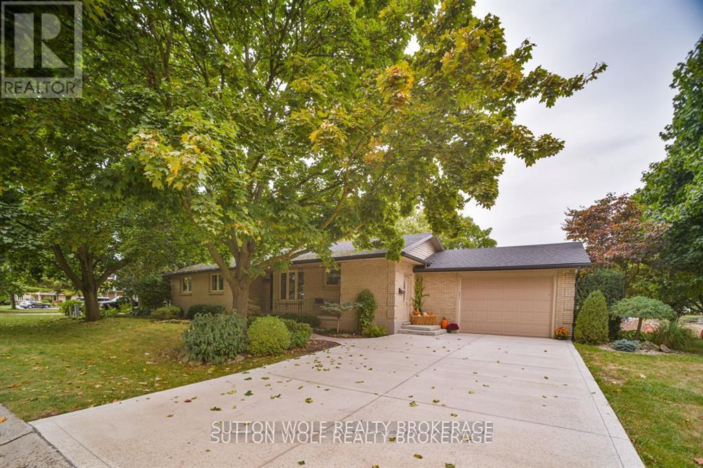 60 Sunset Avenue, Warwick, Ontario  N0M 2S0 - Photo 3 - X12678710