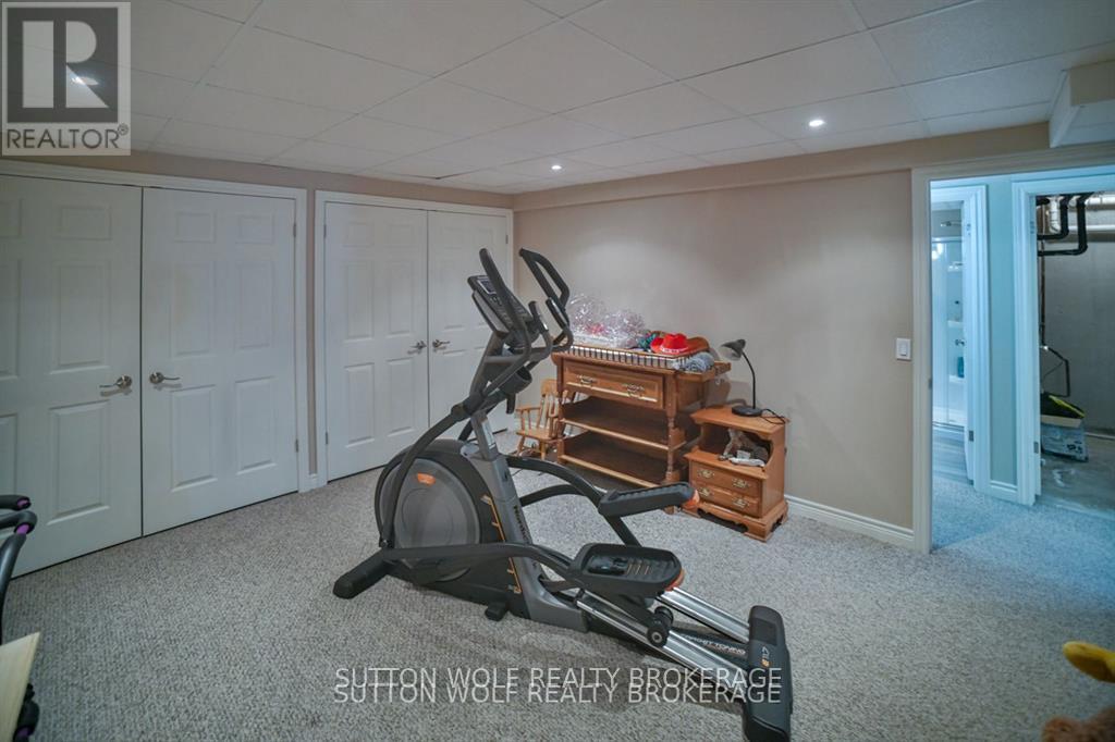 60 Sunset Avenue, Warwick, Ontario  N0M 2S0 - Photo 33 - X12678710