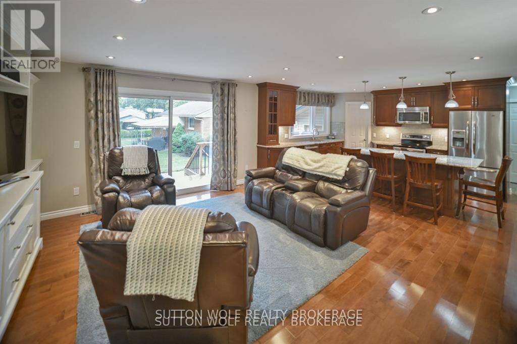 60 Sunset Avenue, Warwick, Ontario  N0M 2S0 - Photo 8 - X12678710