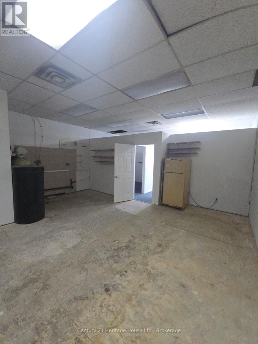 5 - 809 Victoria Street N, Kitchener, Ontario  N2B 1Y4 - Photo 7 - X12360778