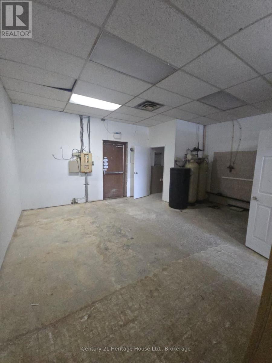 5 - 809 Victoria Street N, Kitchener, Ontario  N2B 1Y4 - Photo 4 - X12360778