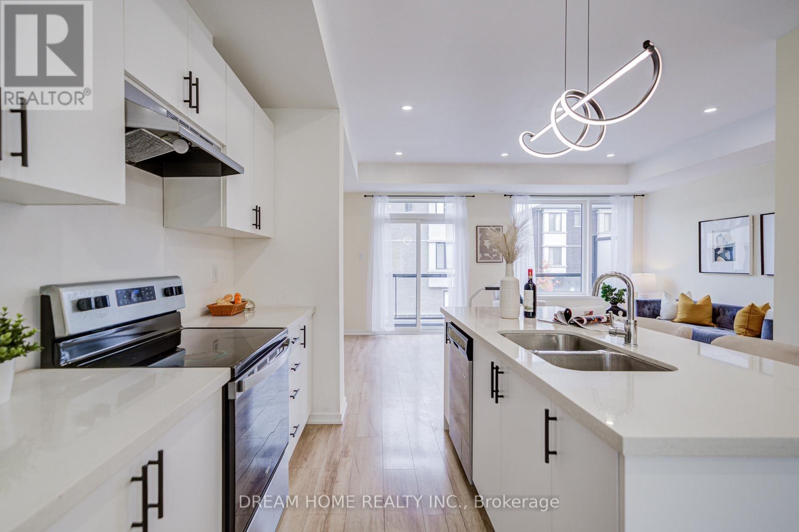 99 Crimson Forest Drive, Vaughan, Ontario  L6A 1S2 - Photo 5 - N12678740