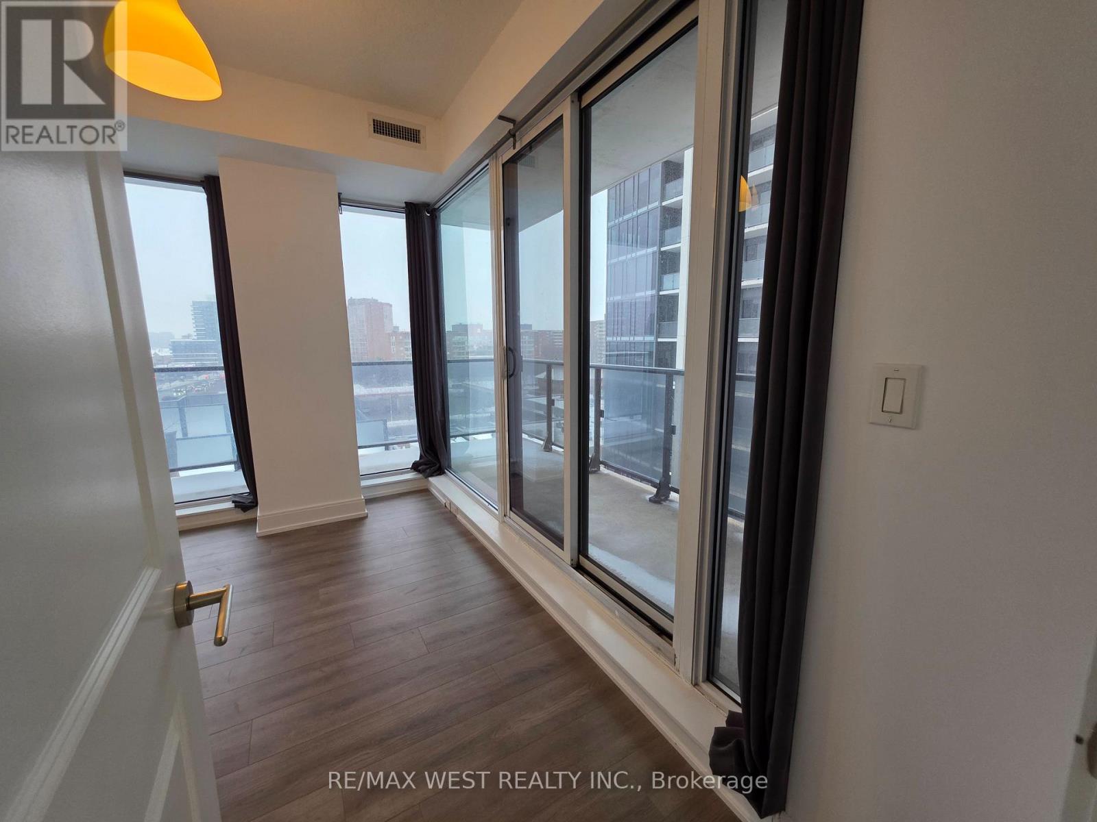 705b - 9608 Yonge Street, Richmond Hill, Ontario  L4C 0X3 - Photo 15 - N12678780