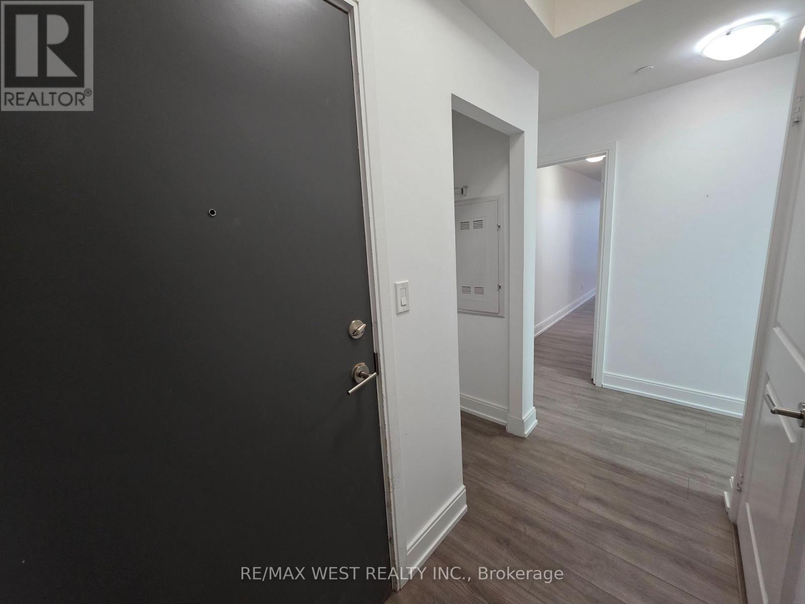 705b - 9608 Yonge Street, Richmond Hill, Ontario  L4C 0X3 - Photo 4 - N12678780