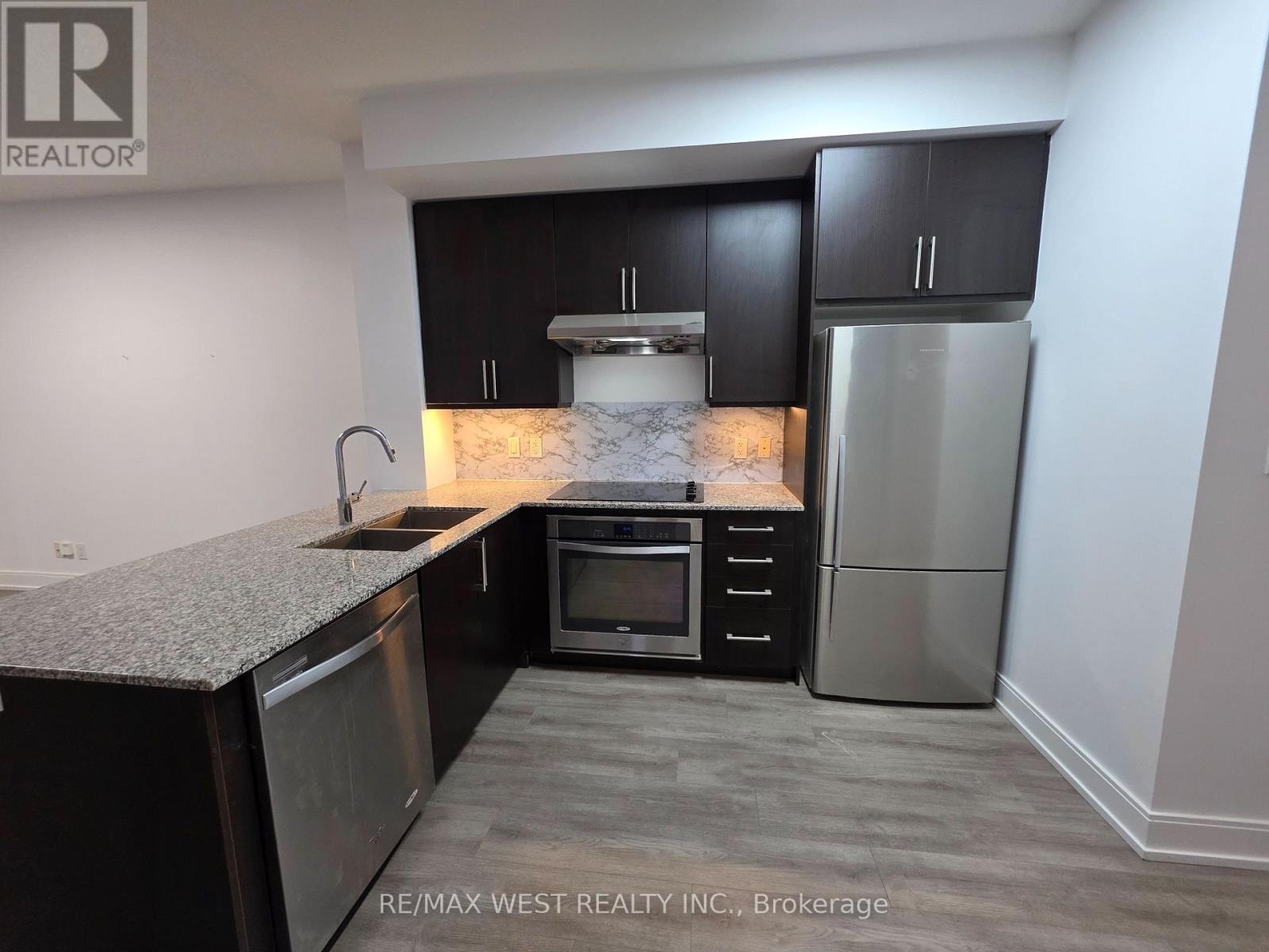 705b - 9608 Yonge Street, Richmond Hill, Ontario  L4C 0X3 - Photo 7 - N12678780